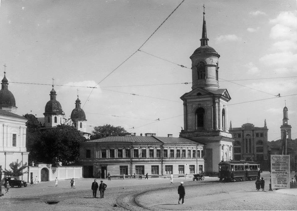 Без колеса обзора, зато с рынком. Киевлянам показали архивные фото Контрактовой площади в 20 веке
