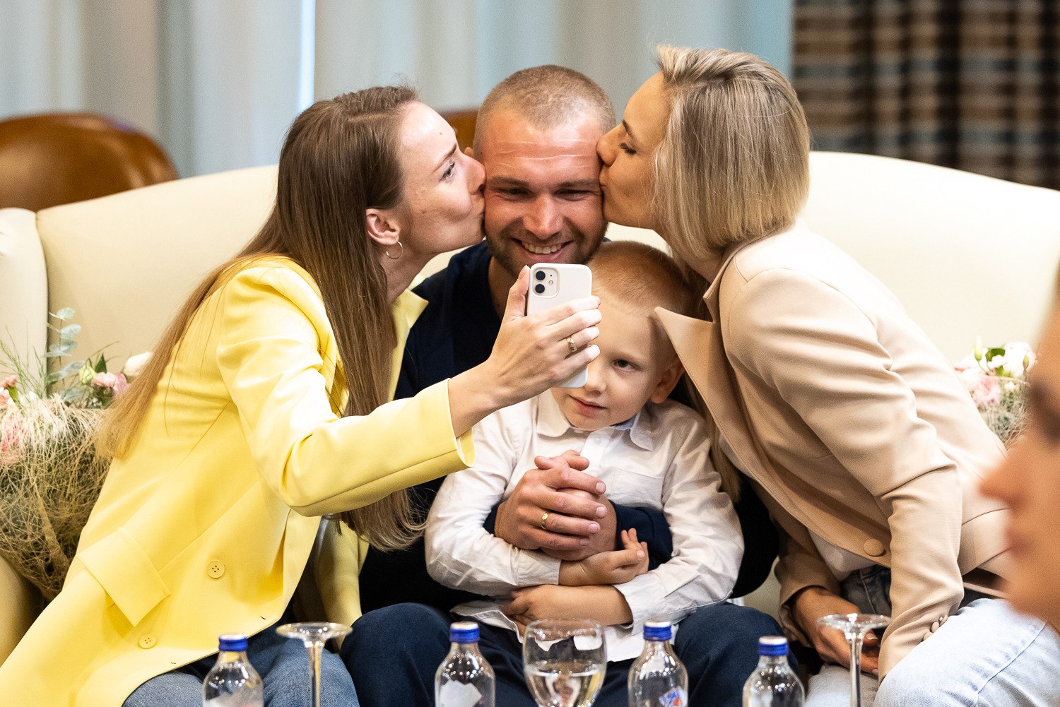 Командири "Азов" зустрілися з рідними у Туреччині: неймовірно зворушливі фото та відео