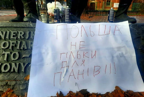 У Польщі невідомі розфарбували пам'ятник в "українські" кольори та залишили записку (фото)