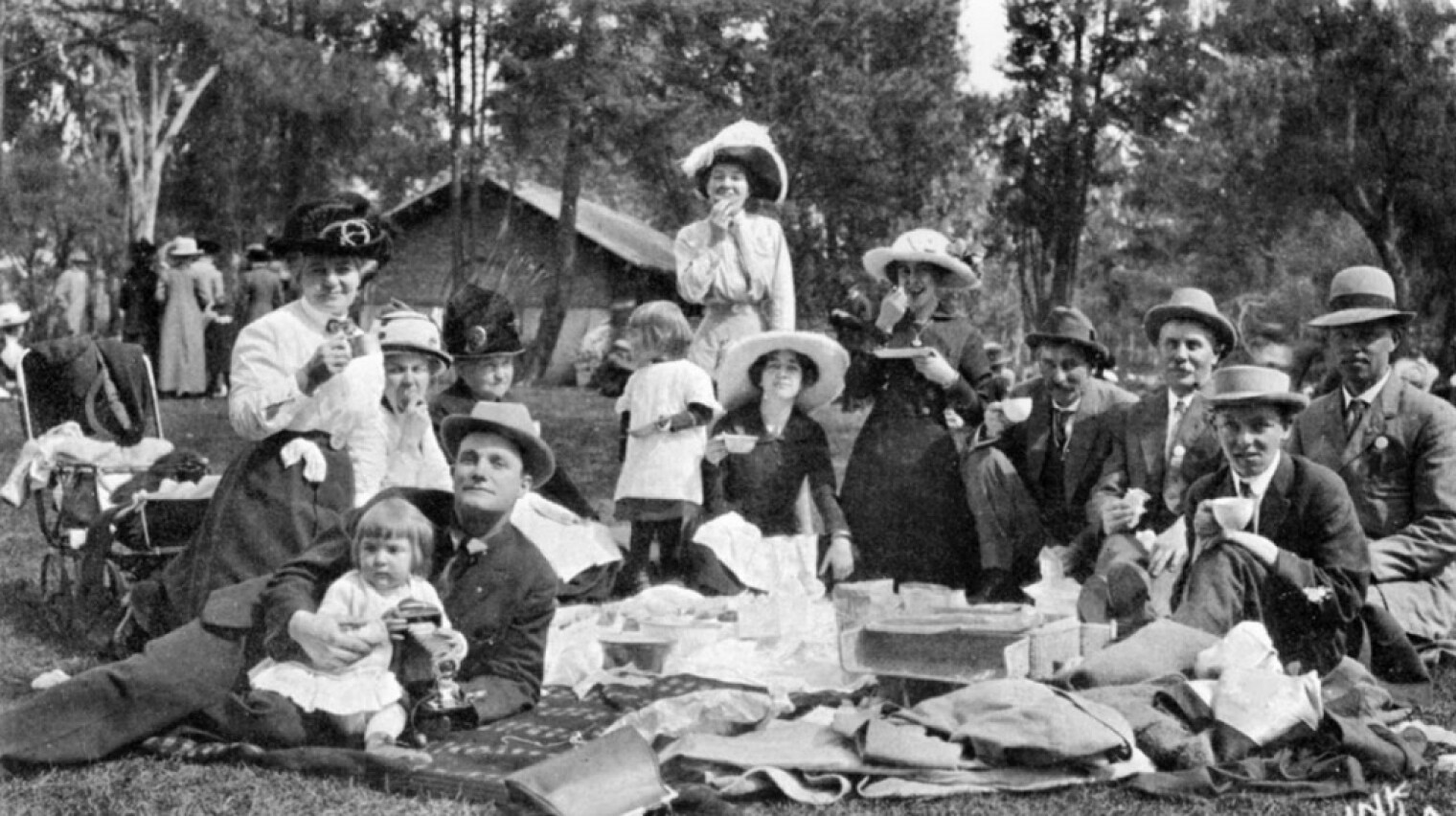 Как украинцы отмечали майские праздники 100 лет назад: атмосферные фото