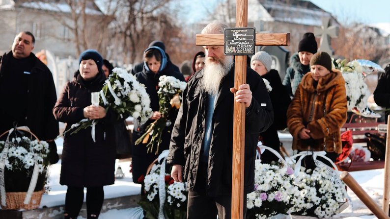 "Молились усі". Провели в останню путь 5-річного Велеса, який помер після видалення зубів