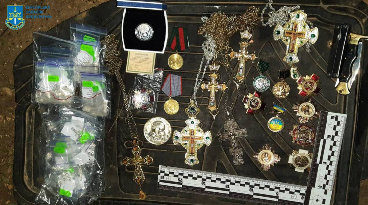 Під Херсоном грабіжники винесли з будинку священика церковне майно зі сріблом