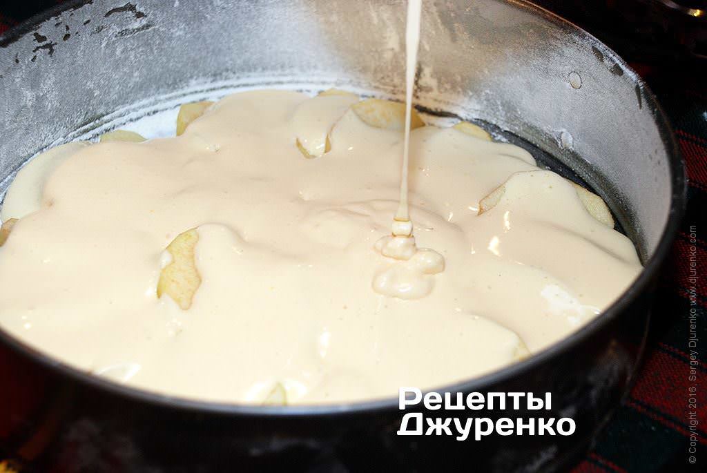 Кулінар поділився "швидким" рецептом шарлотки з яблуками: впорається навіть початківець!
