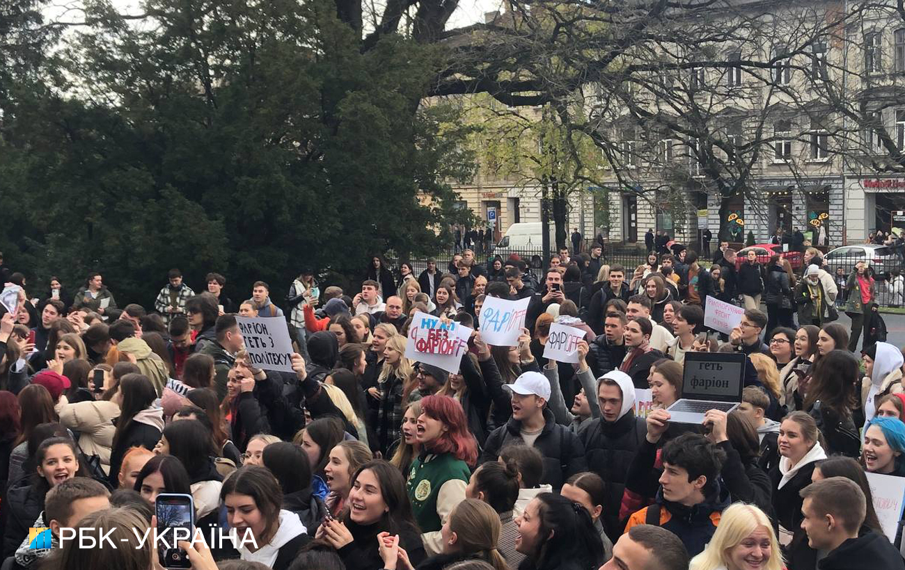 "Освіта без комуністів". У Львові великий мітинг проти Фаріон, тисячі студентів вийшли на вулицю