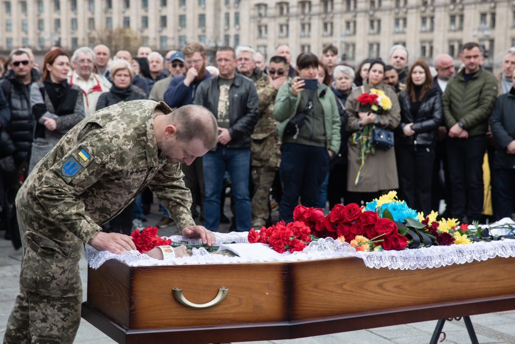 Порошенко с собратьями на Майдане Незалежности простились с Олегом Барной: фото