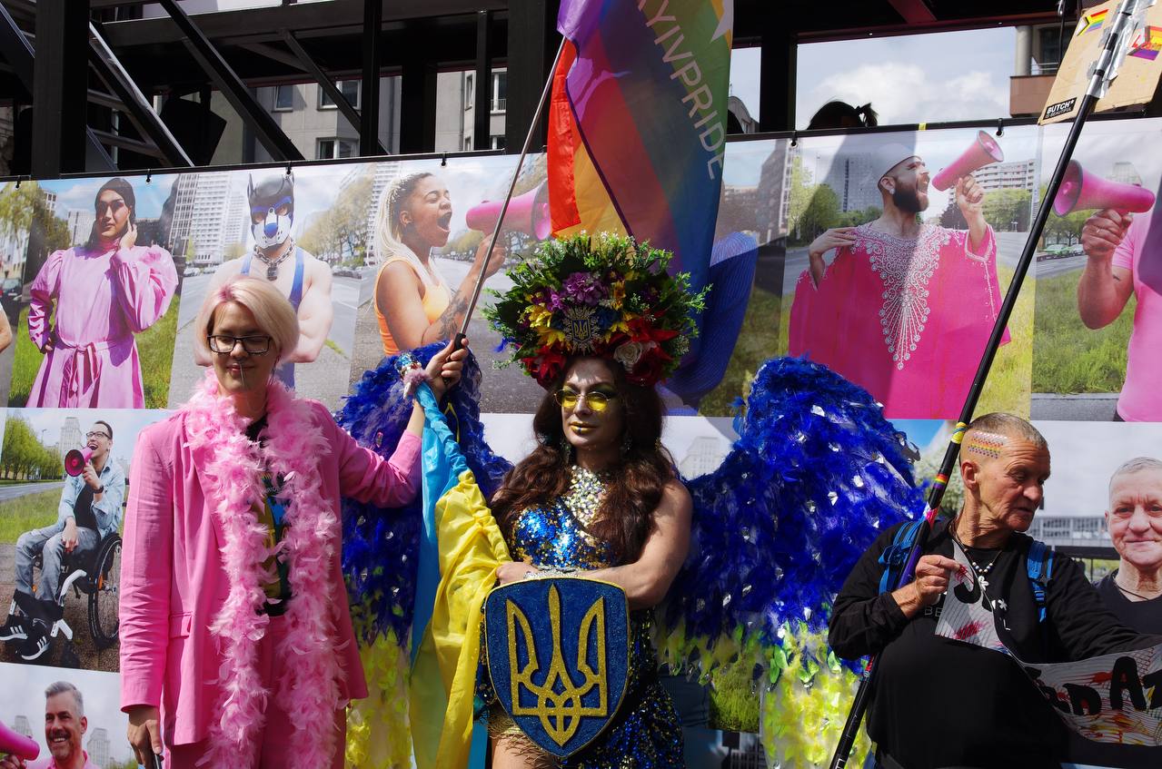 Украинцы возглавили прайд в Берлине и пронесли портреты украинских ЛГБТ-военных: фото с акции