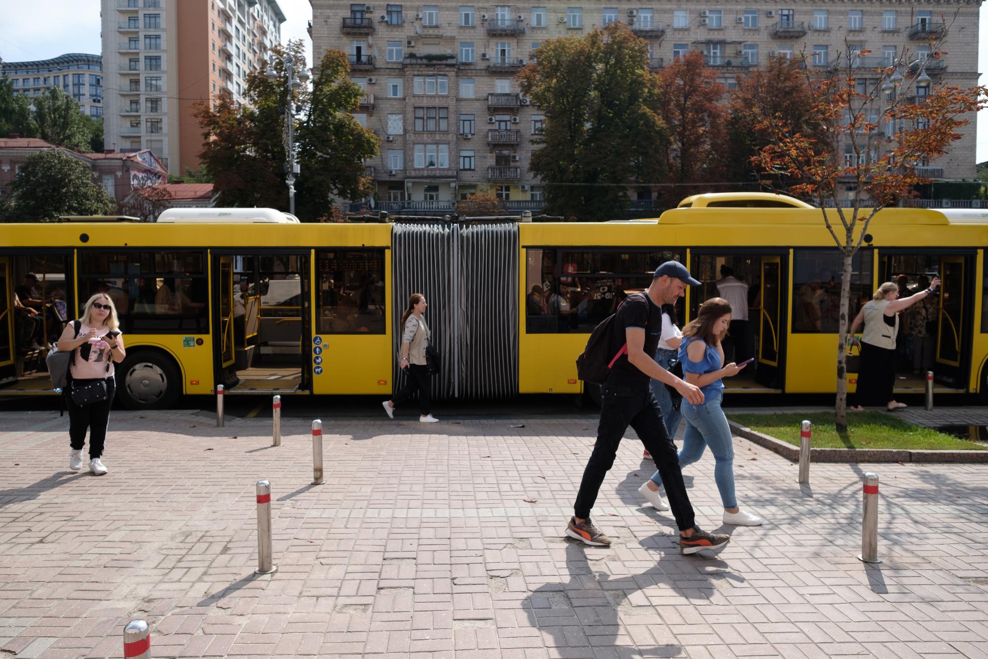 Нужно ли повторно платить за проезд из-за остановки транспорта во время тревоги: важное объяснение