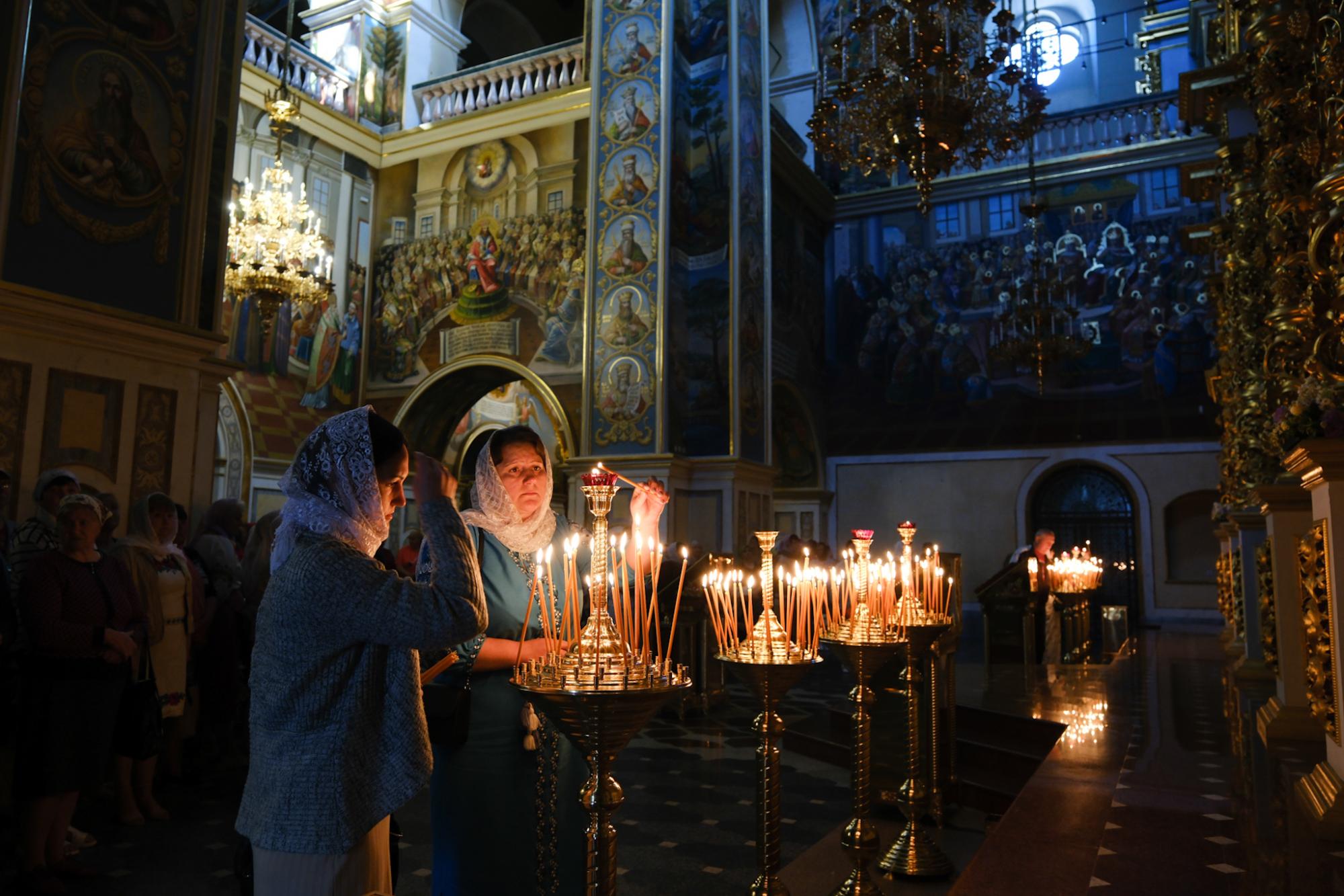 День Святой Троицы в Успенском соборе Лавры на ярких фото