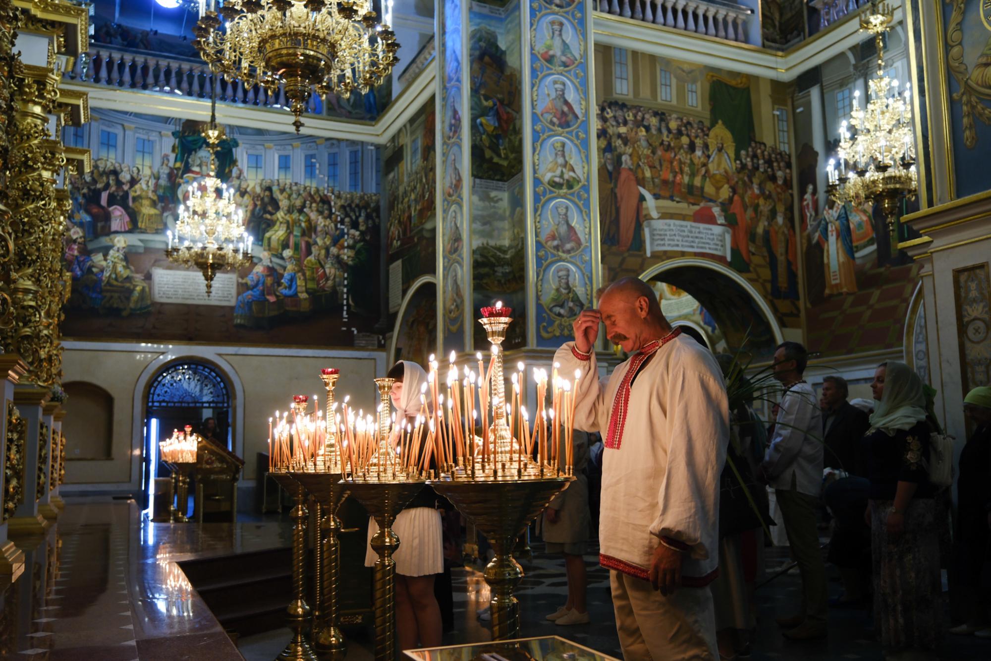 День Святой Троицы в Успенском соборе Лавры на ярких фото