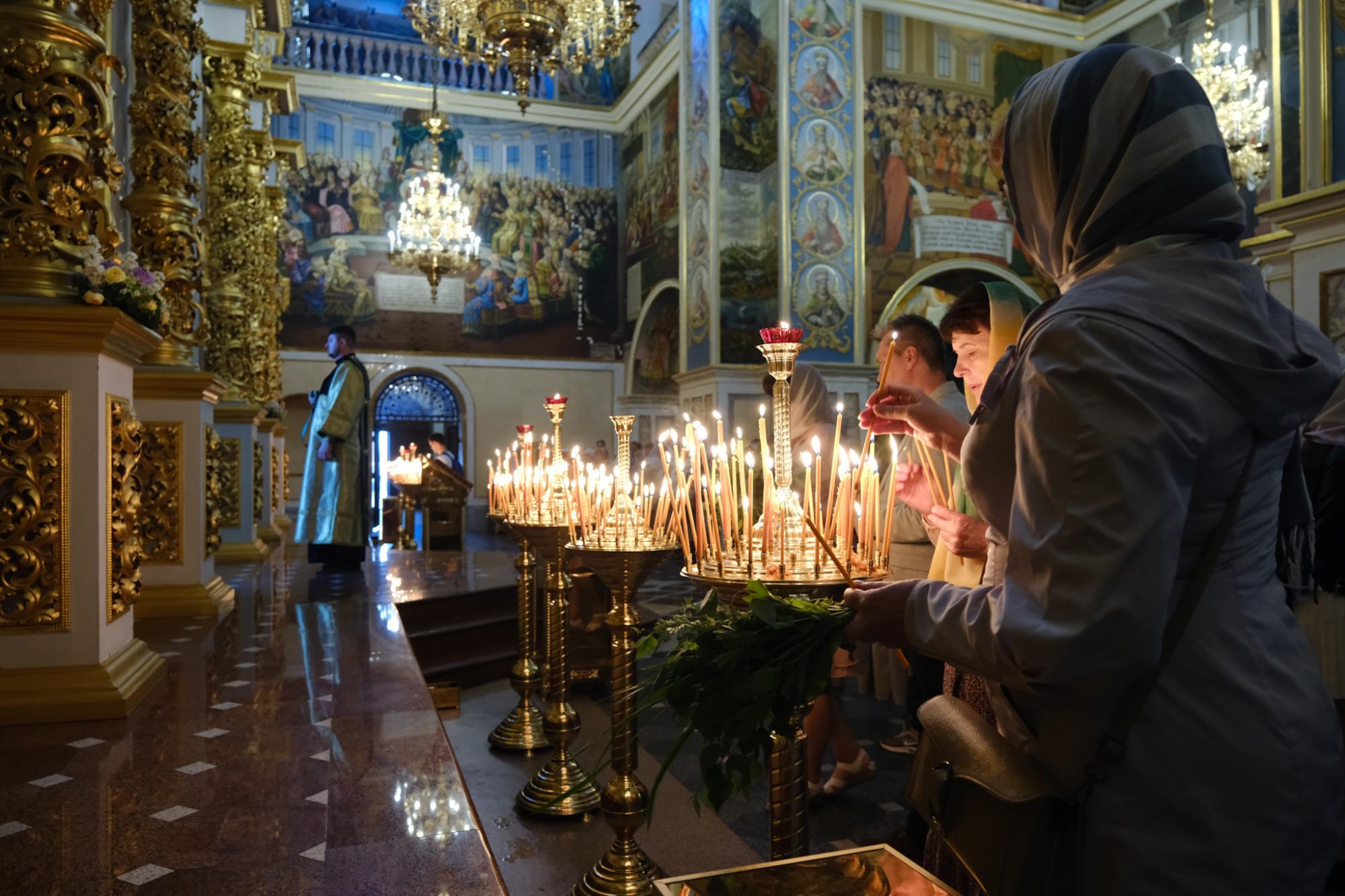 День Святой Троицы в Успенском соборе Лавры на ярких фото