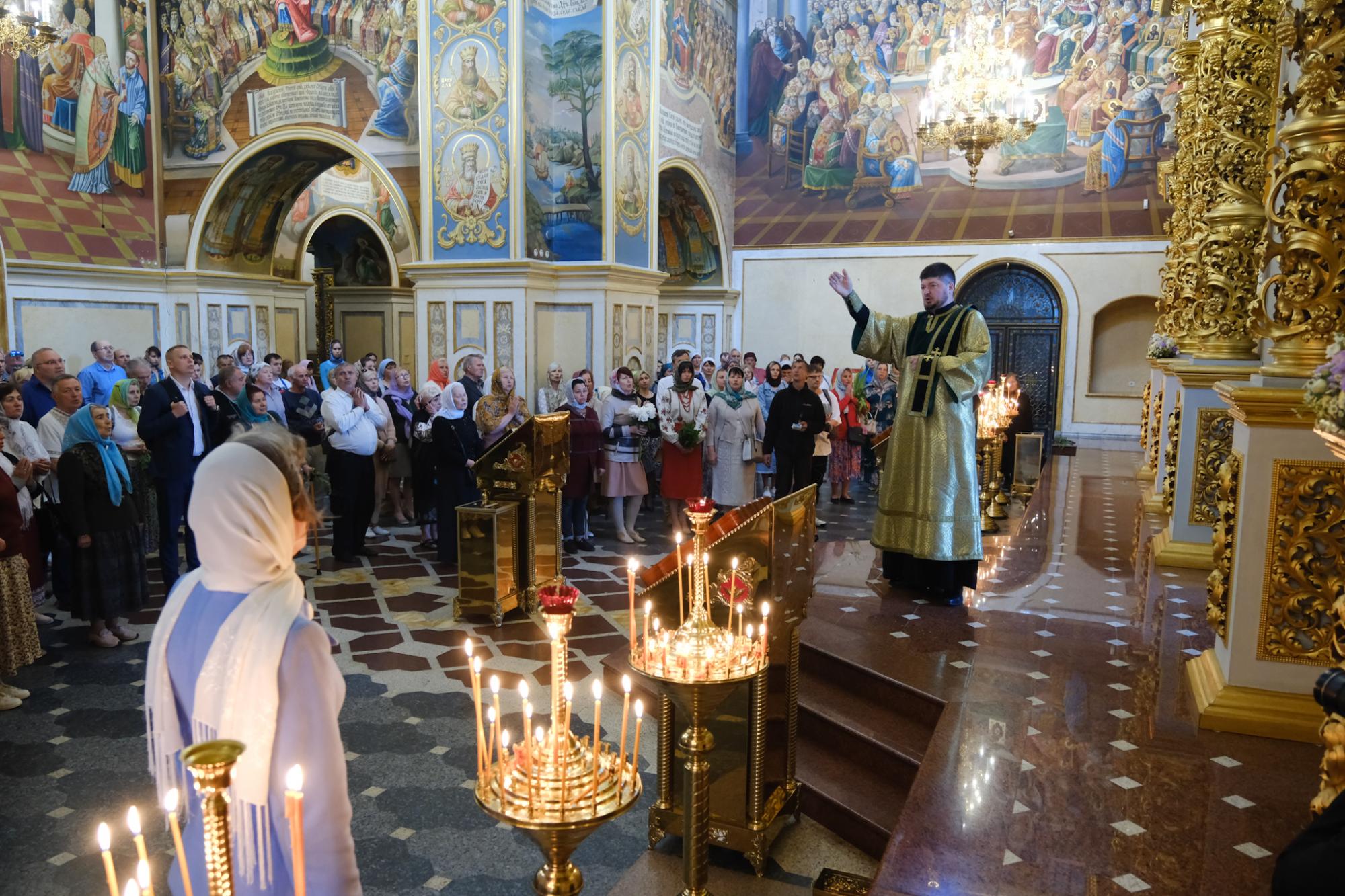 День Святой Троицы в Успенском соборе Лавры на ярких фото