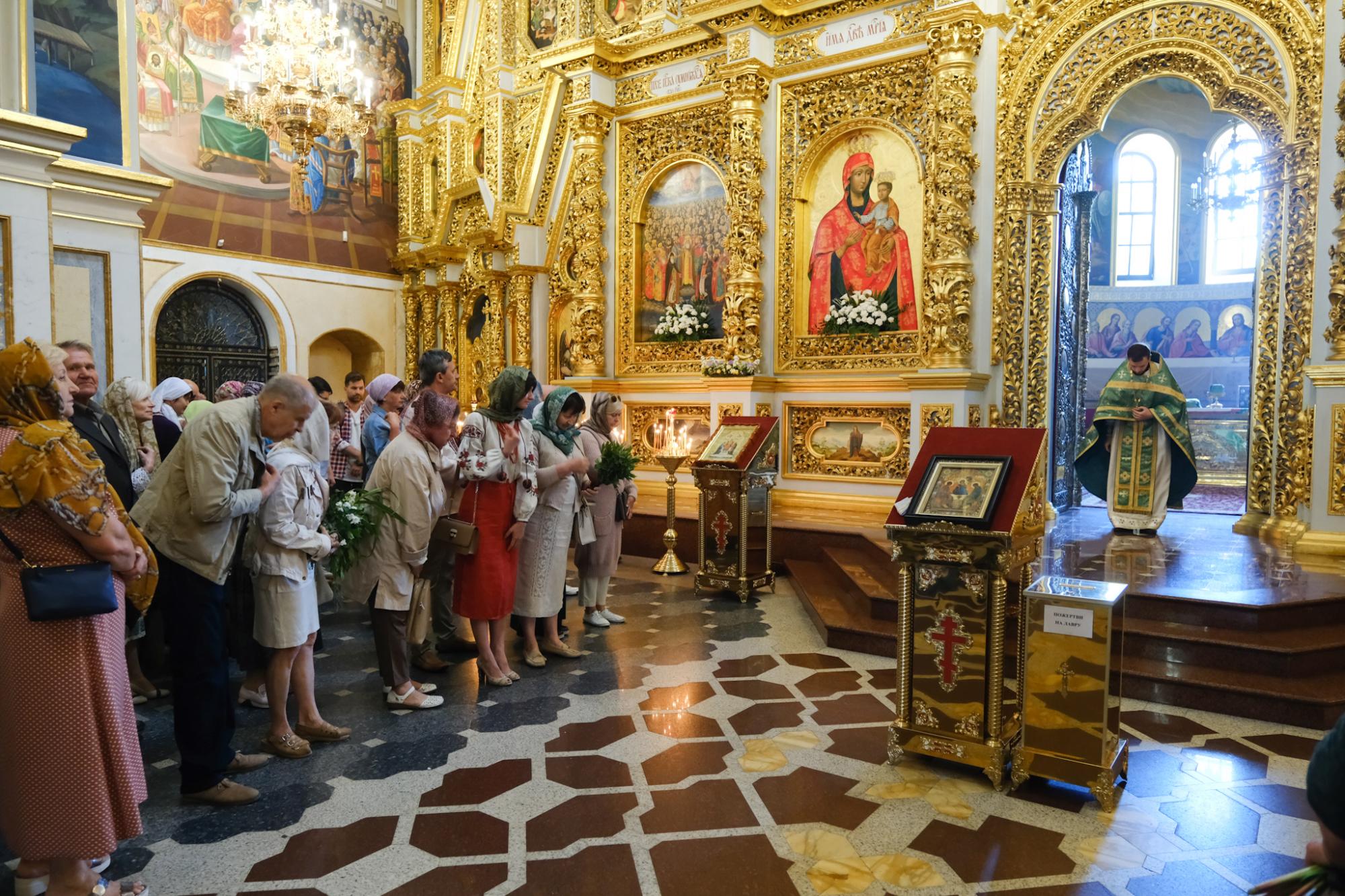 День Святой Троицы в Успенском соборе Лавры на ярких фото