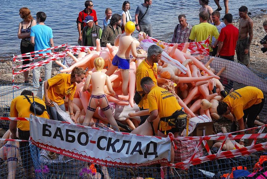 В России провели "скрепный" заплыв на резиновых женщинах: видео и фото традиционных забав