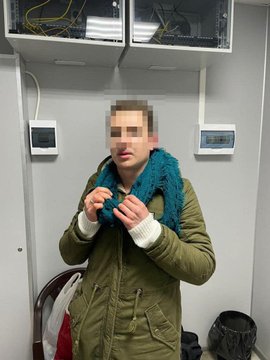 Чоловік хотів утекти з України в "пакунку малюка", сховавшись між памперсами (фото)