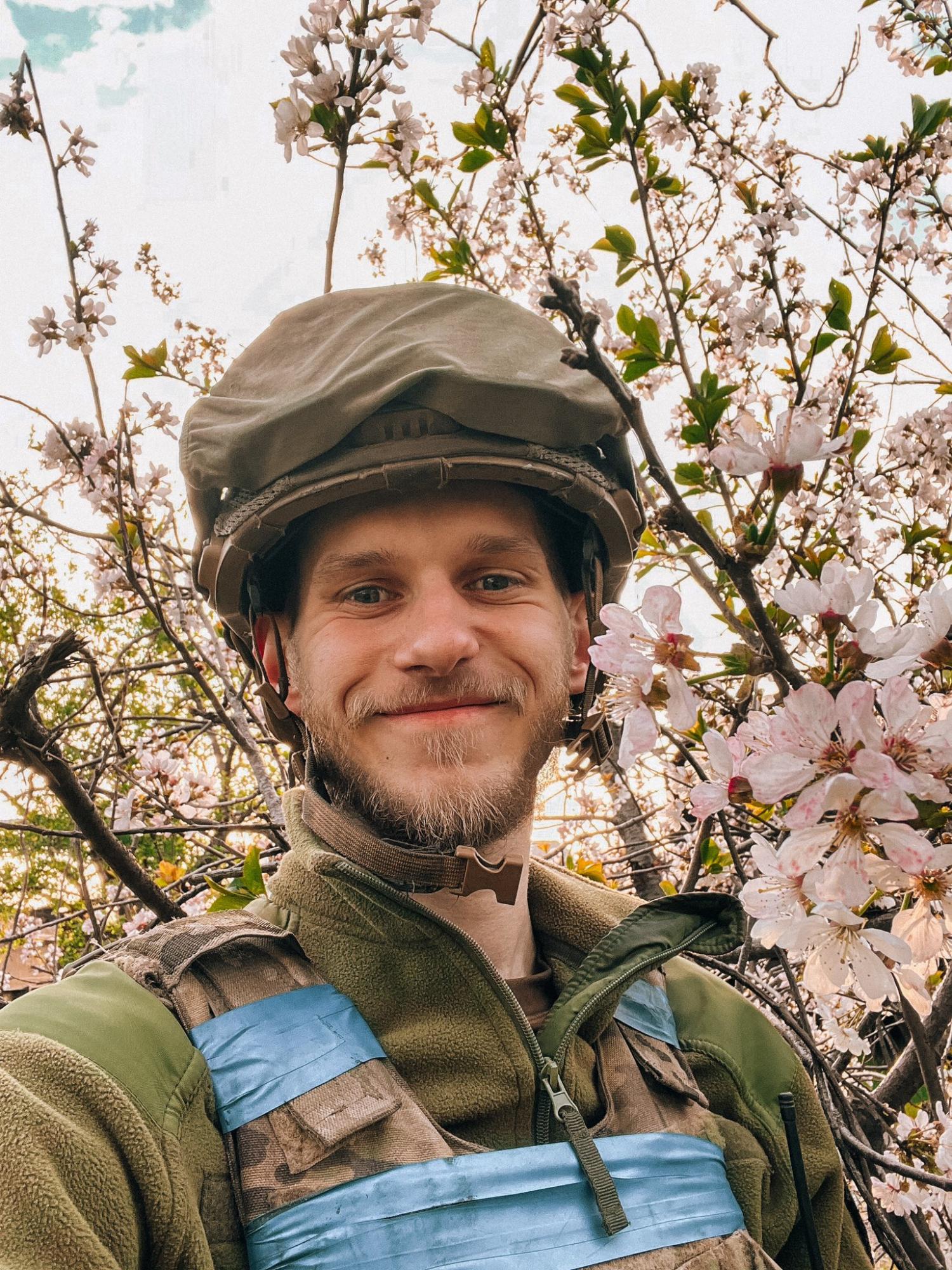 Сказав, що живий і любить нас: прес-офіцер полку "Азов" Дмитро Козацький зателефонував рідним з полону