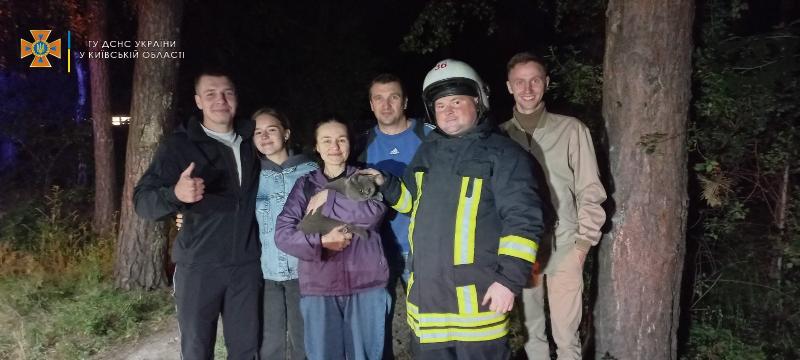 Под Киевом спасатели спасали женщину, которая хотела спасти котика (фото)