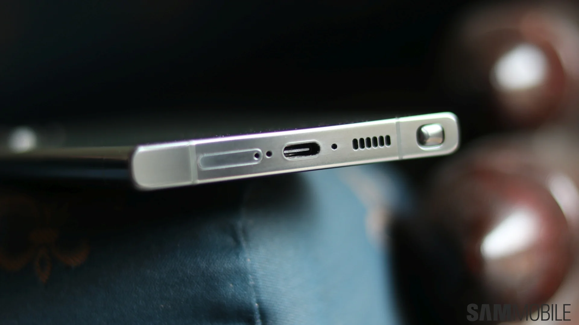 Samsung Galaxy S24 Ultra вперше "засвітився" на живих фото