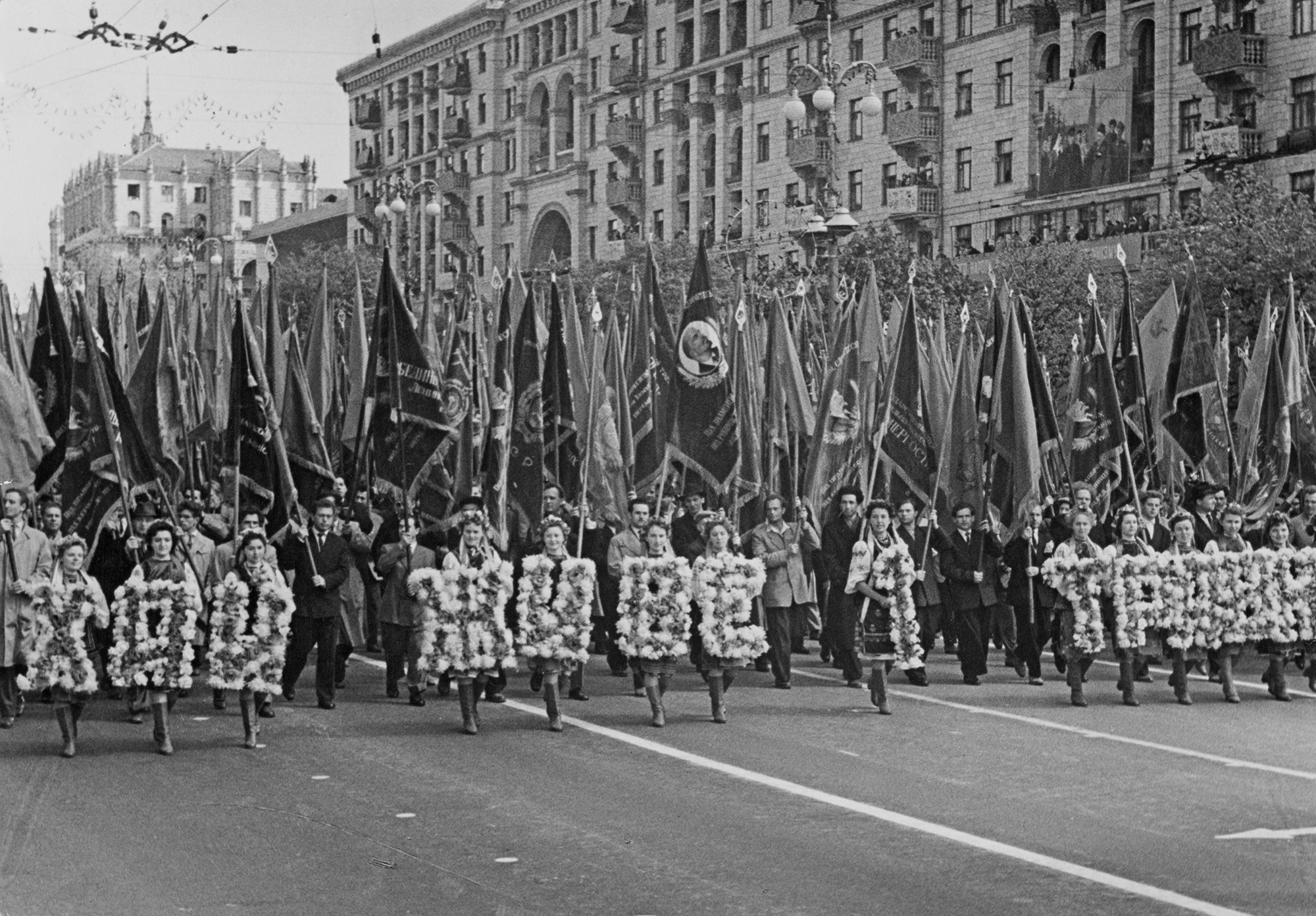Как украинцы отмечали майские праздники 100 лет назад: атмосферные фото