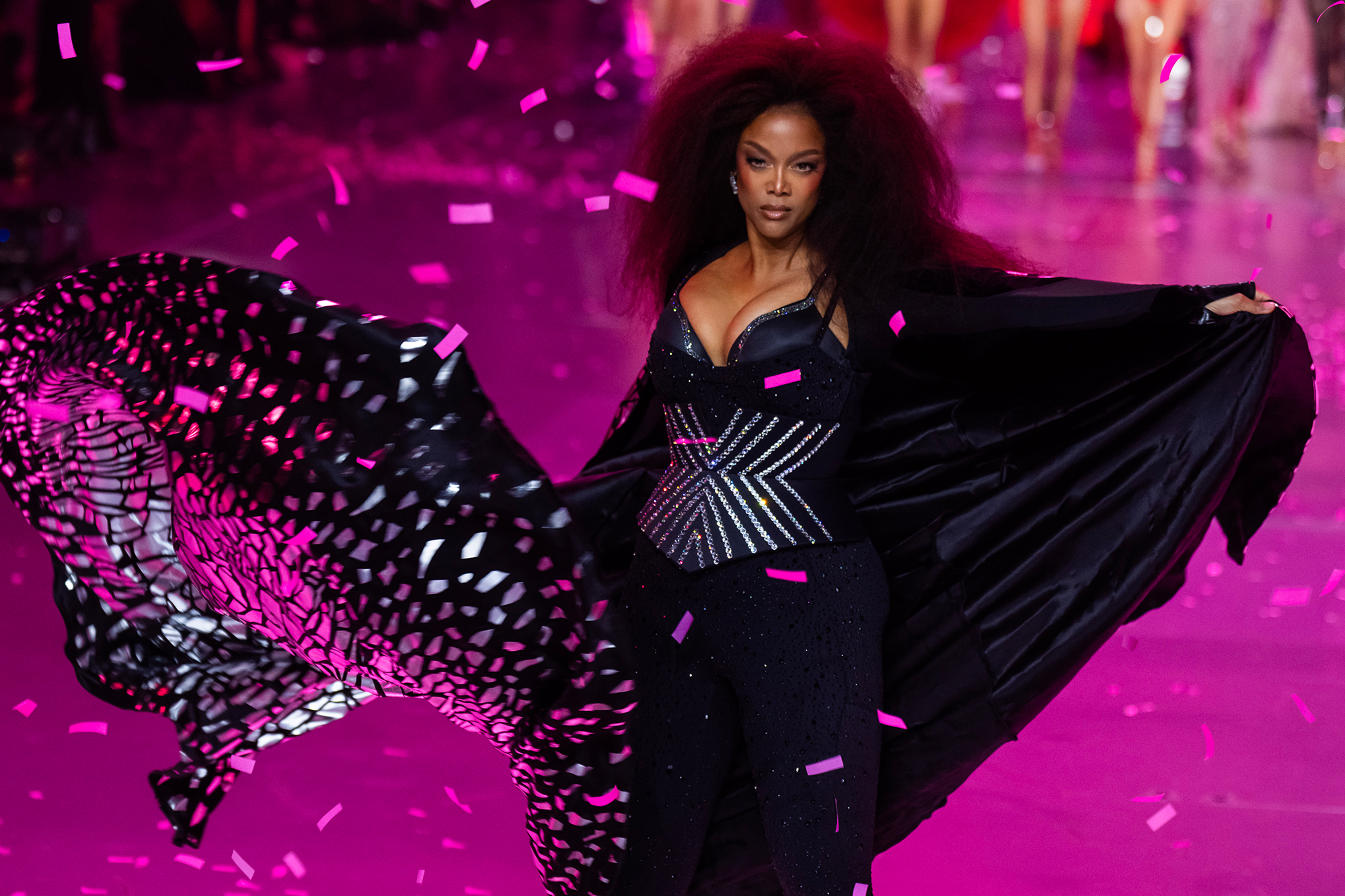 Возвращение ангелов: как прошел первый за 6 лет показ Victoria's Secret (фото)