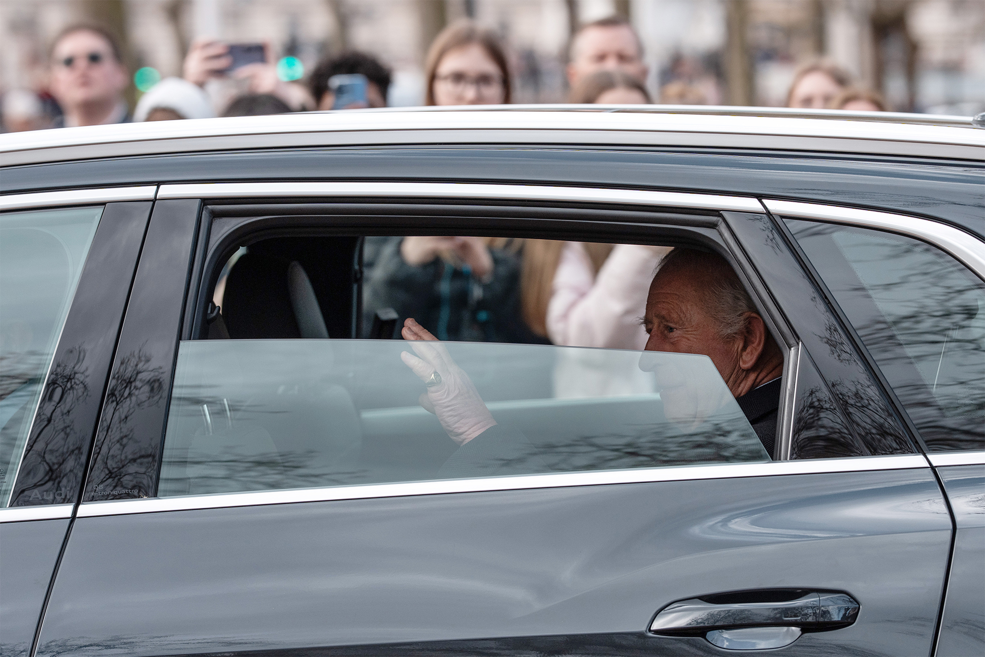 Король Чарльз III вперше з'явився на публіці після госпіталізації: як він виглядає зараз (фото)