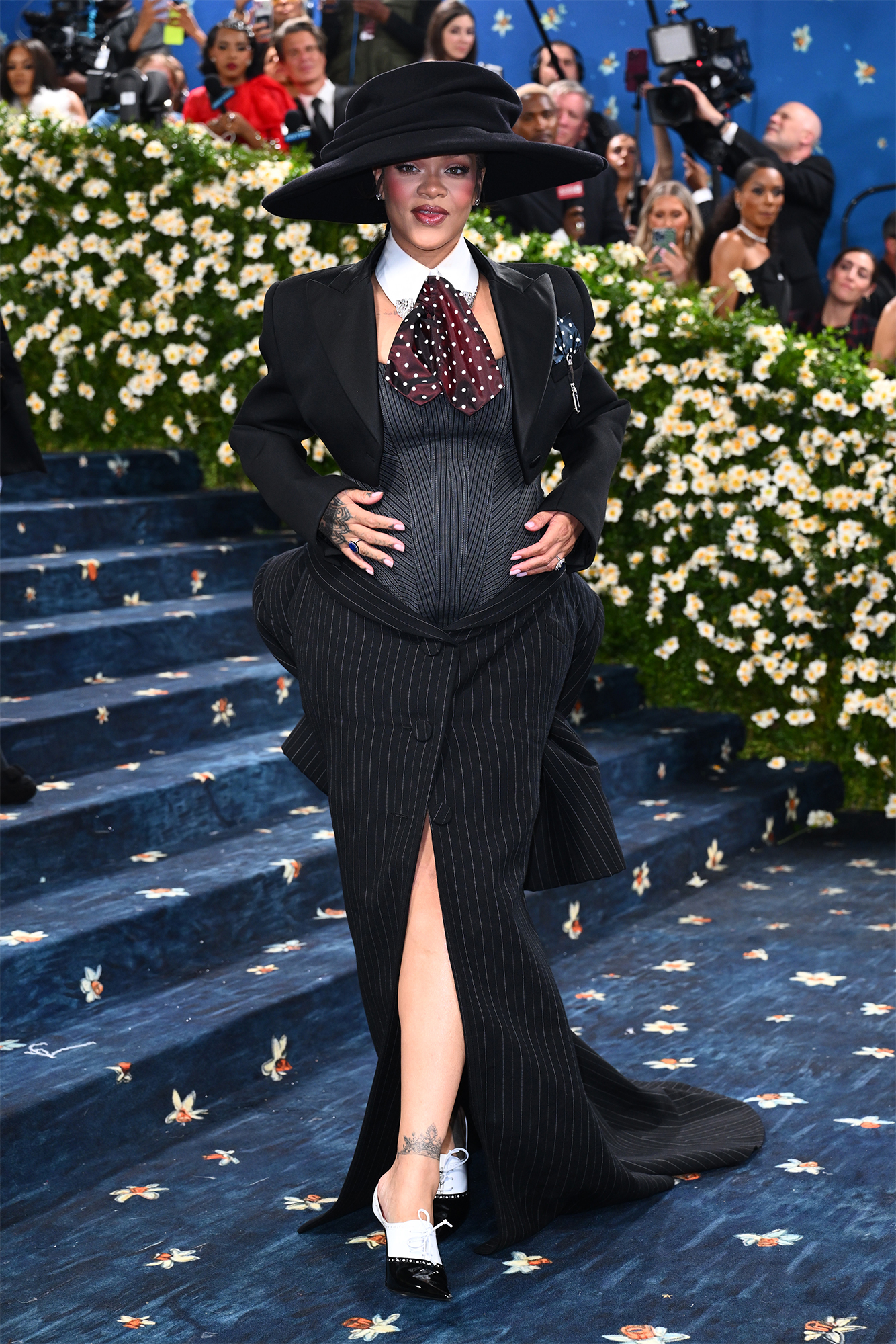 Ріанна вагітна втретє: перше фото з чималим животиком на Met Gala 2025