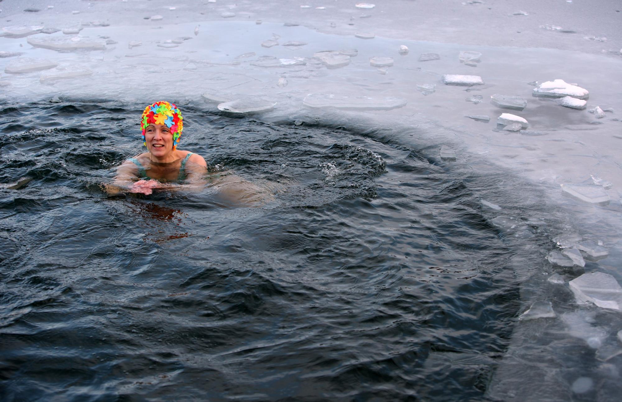 Лікар розповів, чи справді купання в холодній воді корисне для здоров'я