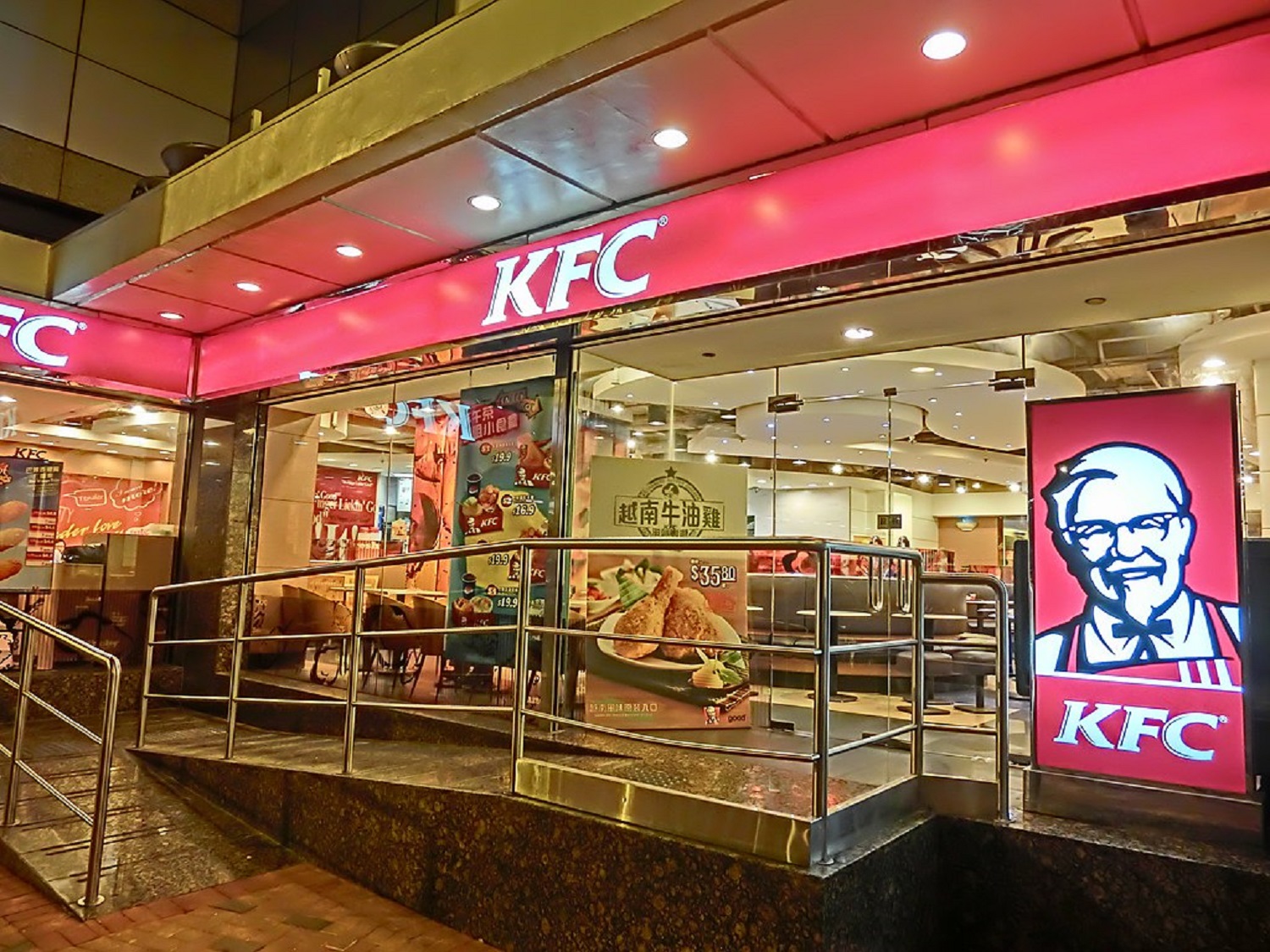 7 легенд о KFC и полковнике Сандерсе, которые вас поразят или рассмешат