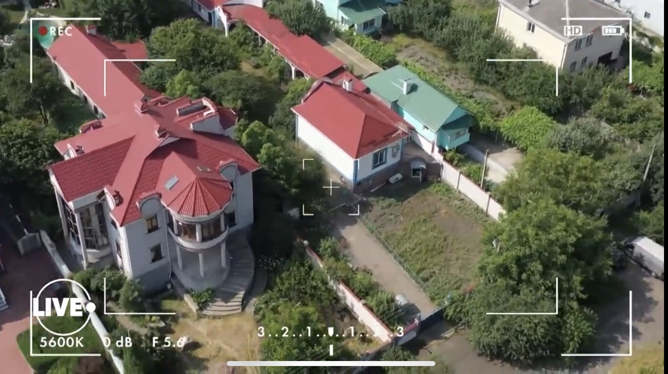Особняк в три этажа с огромными колоннами: как выглядит дом Таисии Повалий в Киеве