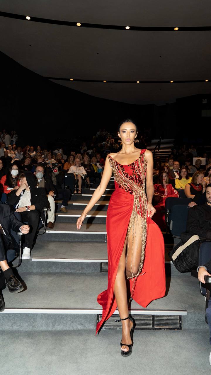 Жіночність, сила, сміливість та відважність: українські наряди продовжують підкорювати світ