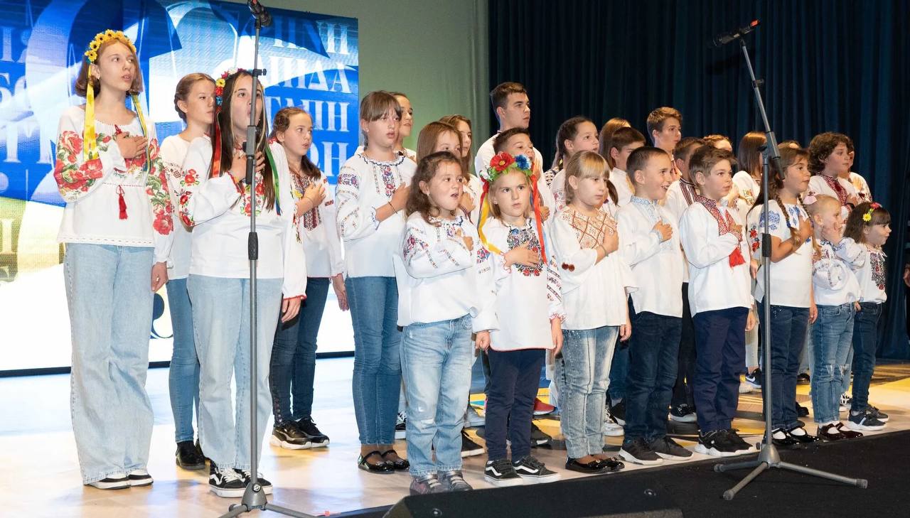 Жіночність, сила, сміливість та відважність: українські наряди продовжують підкорювати світ