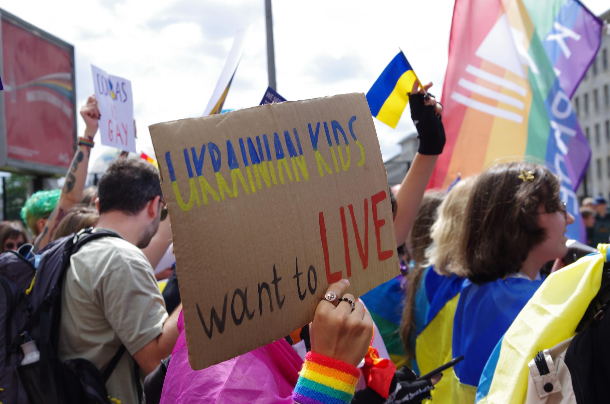 Украинцы возглавили прайд в Берлине и пронесли портреты украинских ЛГБТ-военных: фото с акции