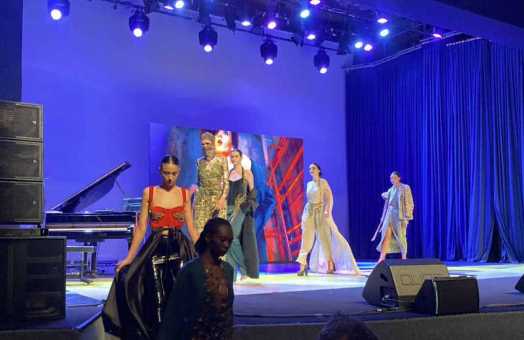 Жіночність, сила, сміливість та відважність: українські наряди продовжують підкорювати світ