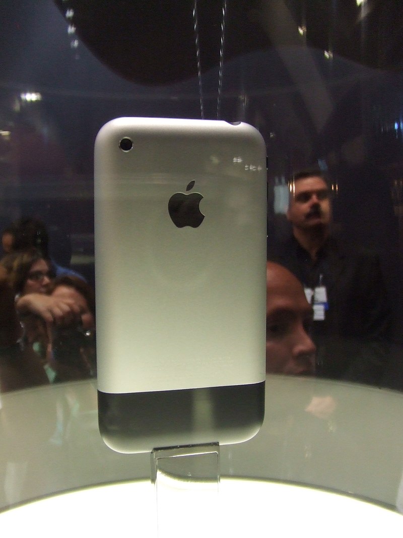 Эволюция iPhone: как менялся "яблочный" смартфон с 2007 года по сей день