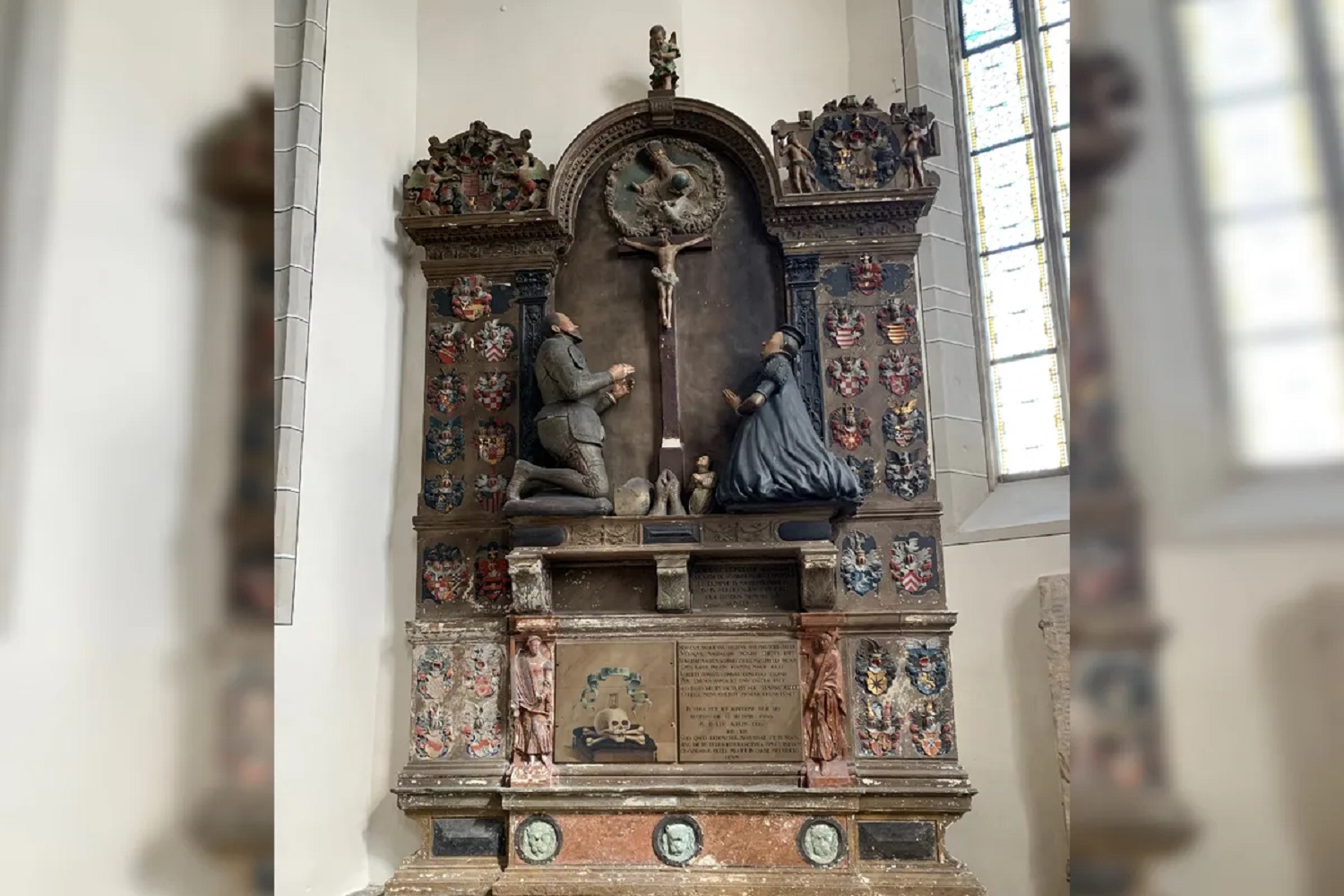 "Клад Мартина Лютера". В Германии нашли несколько мешков монет, спрятанных в очень необычном месте