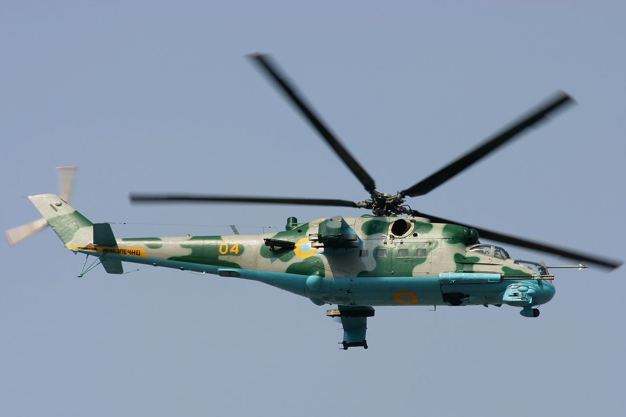 Український вертолітник-ас показав чудеса пілотажу: приголомшливе відео
