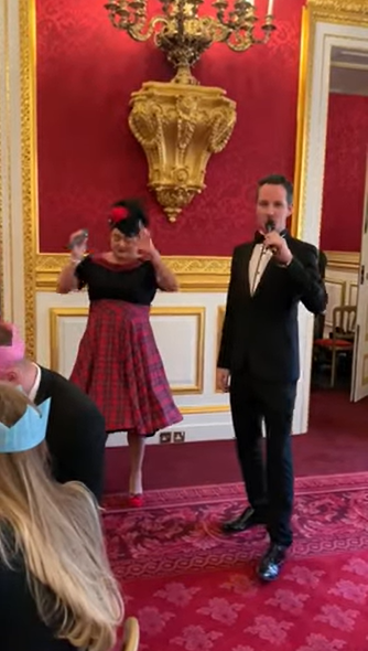 З'явилися фото і відео з Різдвяної вечірки королівської родини, яка проводиться 100 років підряд