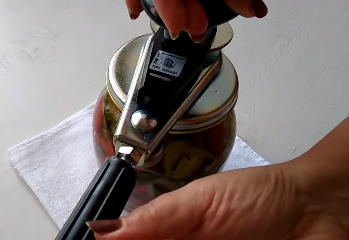 Салат взимку зі свіжих літніх овочів: рецепт та спосіб консервування