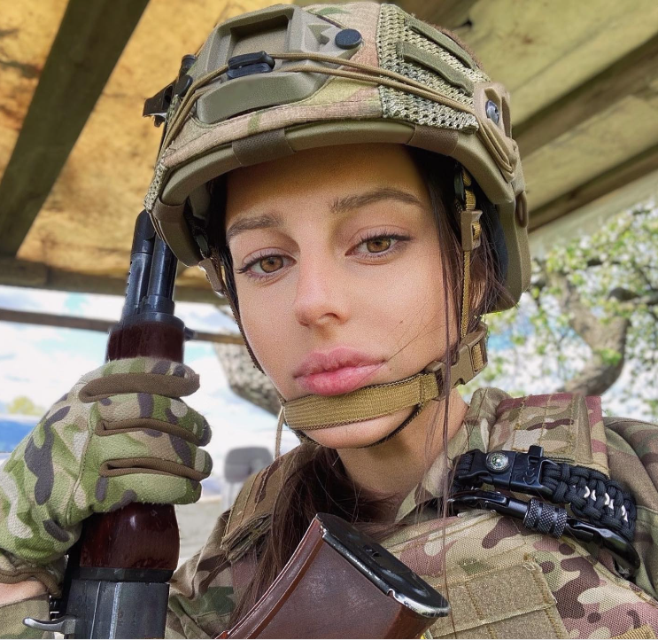 Молода захисниця рятує життя на фронті і підкорює красою мережу: фото "української Лари Крофт"