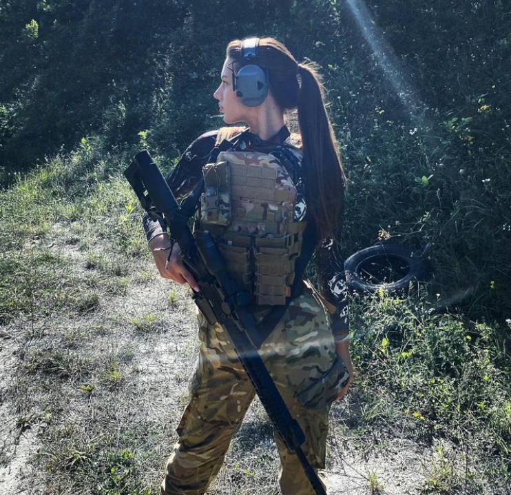 Молода захисниця рятує життя на фронті і підкорює красою мережу: фото "української Лари Крофт"