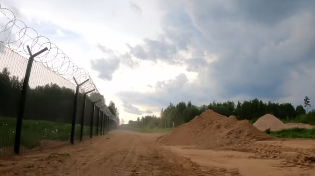 Эстония досрочно построила первый укрепленный участок границы с РФ: как он выглядит