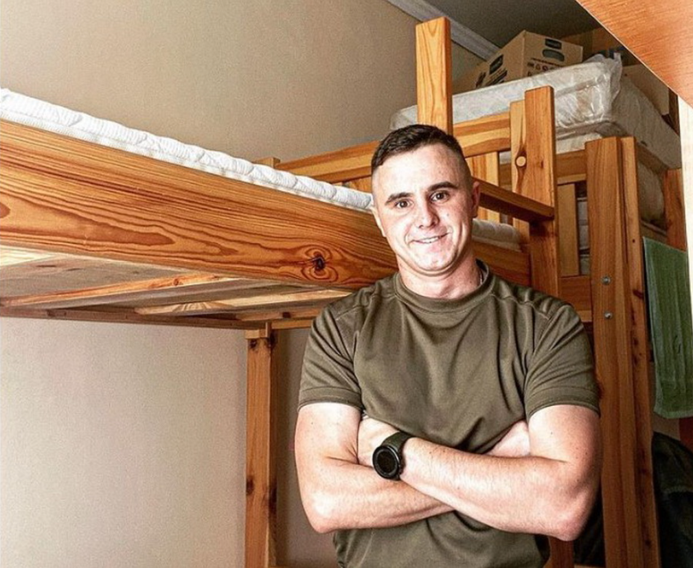 Украинцы 10-километровой живой цепью на коленях встречали погибшего героя Юрия Тарана (видео)