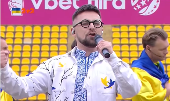 Шоумен поразил исполнением Гимна Украины на стадионе: яркое видео