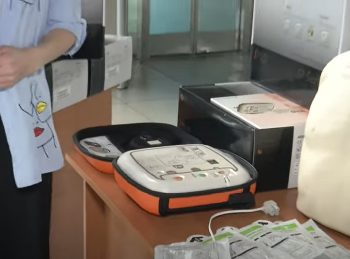 На вокзалах України з'явилися пристрої, які можуть врятувати життя: як користуватися