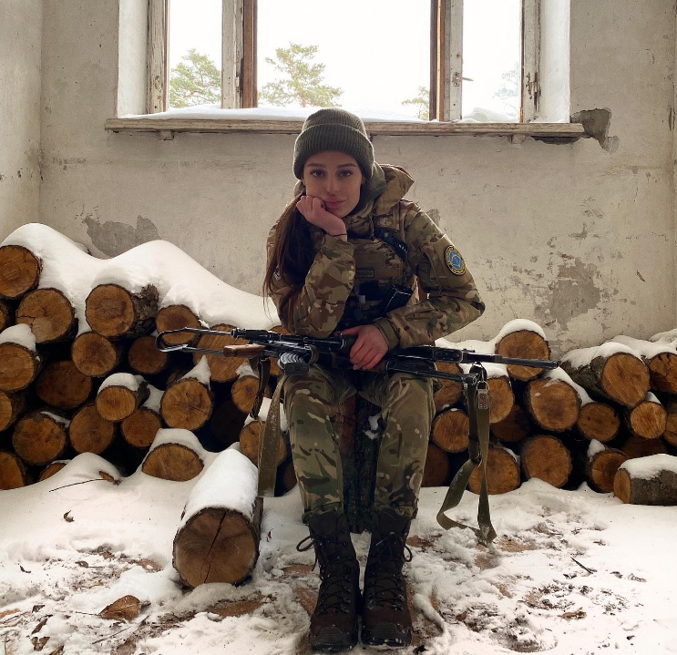Молода захисниця рятує життя на фронті і підкорює красою мережу: фото "української Лари Крофт"