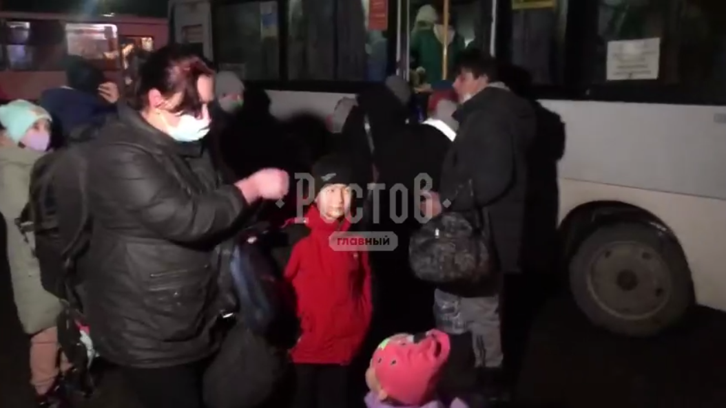 З'явилося дивне відео з розповіддю "біженців з Донбасу" в Ростові: "везуть нормально, безплатно"