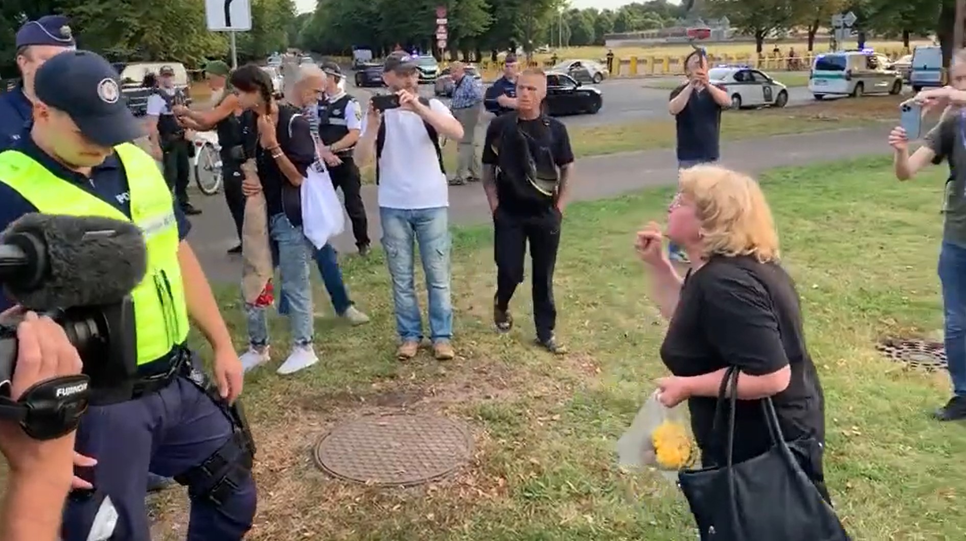 В Латвии россияне устроили истерику на сносе советского памятника: эпичное видео