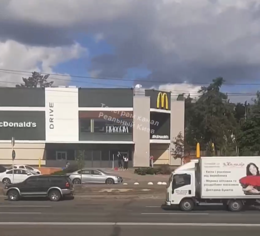 В Киеве рестораны McDonald's активно готовят к открытию: где и когда заработают "маки"