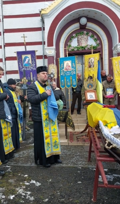 На Буковине священник УПЦ МП не пустил тело погибшего воина в церковь для отпевания (видео)