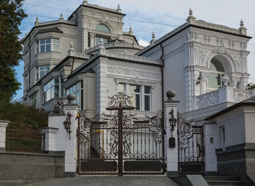 Комната для прислуги, бассейн и кинозал: в Киеве продают дом-дворец за сотни миллионов (фото)