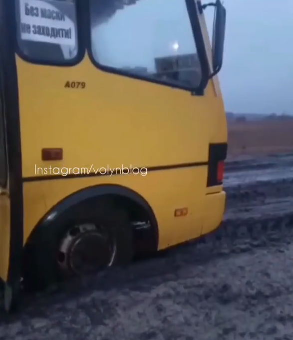 На Волині автобус застряг у трясовині, на яку перетворилася дорога: люди 4 км йшли по багнюці
